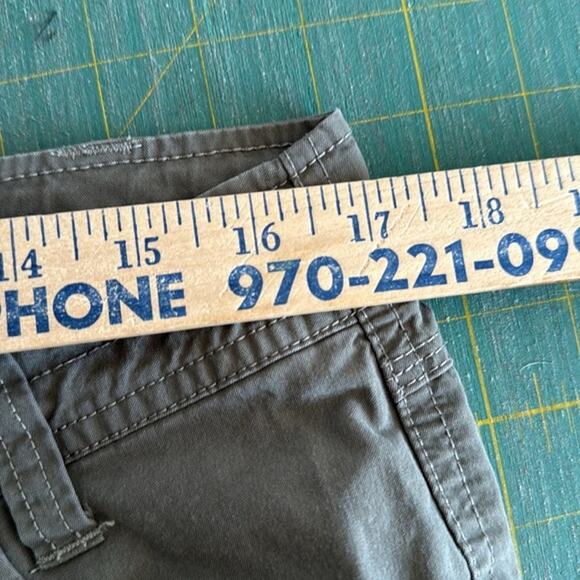 Kuhl Women’s Sz 14 Short beige Hiking Capri Cargo Pants Roll Tab Bermuda Pockets - Picture 4 of 8